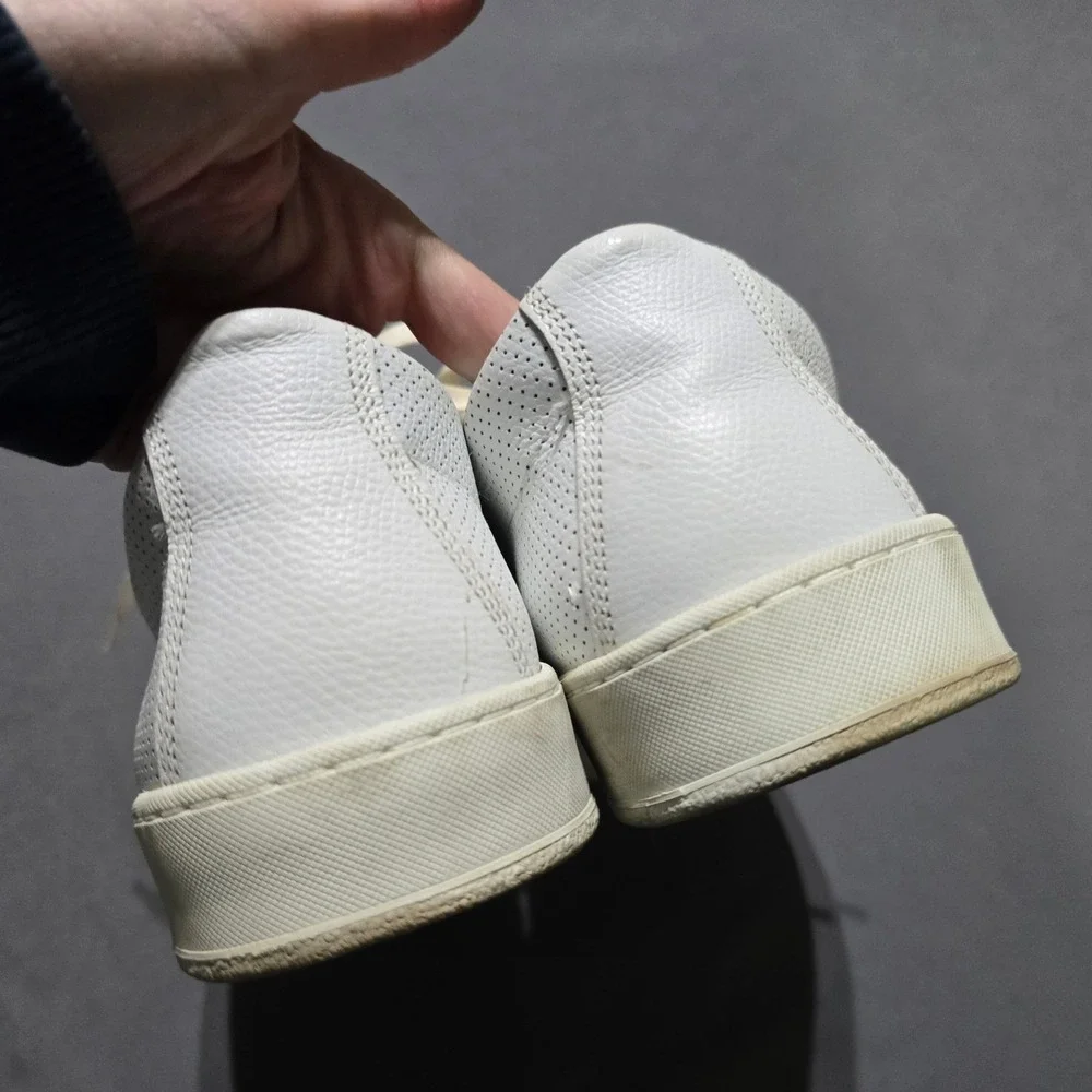 Allen Edmonds Cooper Sneakers Mens 8 White Perforated Leather Vibram Sole D3733